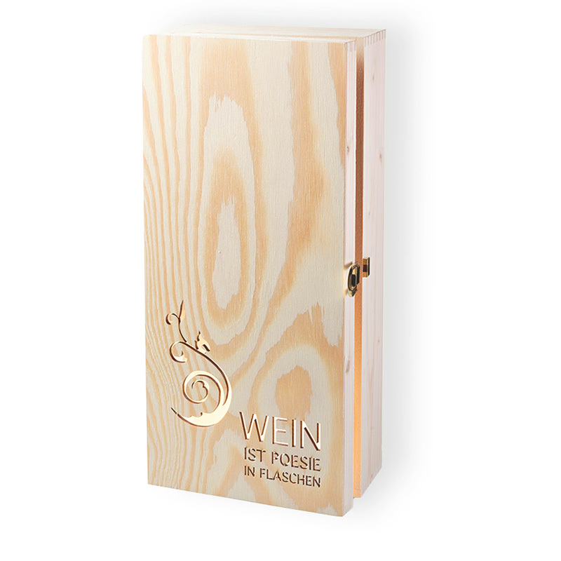 Aufrecht stehende Holzkassette mit geschwungenem Ornament und der Aufschrift „Wein ist Poesie in Flaschen“.
